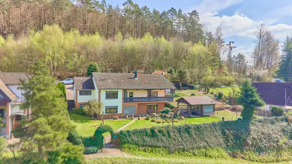Idyllisches Wohnen am Waldrand – großzügiges Einfamilienhaus mit Potenzial!