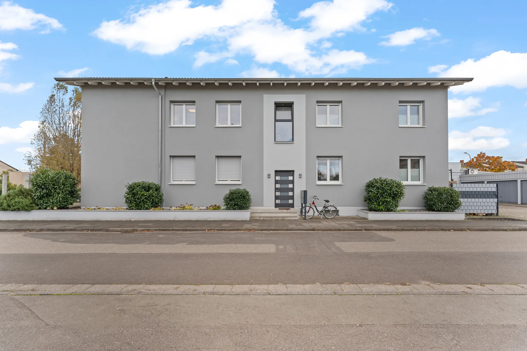 Stilvolle 3-ZKB-Wohnung mit großem Balkon in saniertem Mehrparteienhaus!