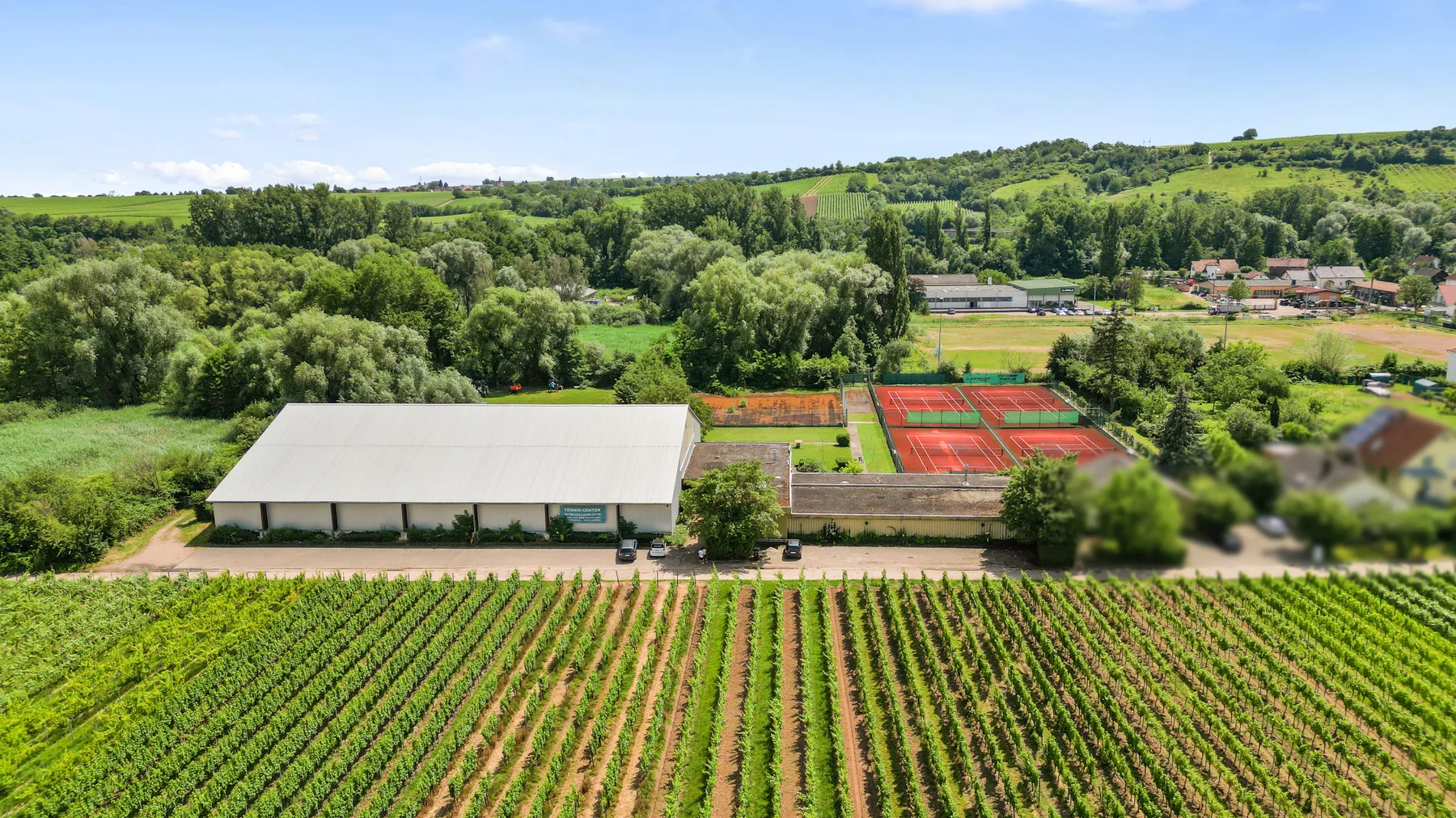 12.597 m² Sport- und Freizeitgelände mit Halle in Siebeldingen!