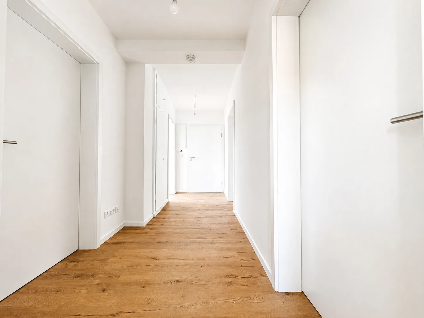 Kernsanierte 3-ZKB-Dachgeschosswohnung mit Einbauküche und Stellplätzen!